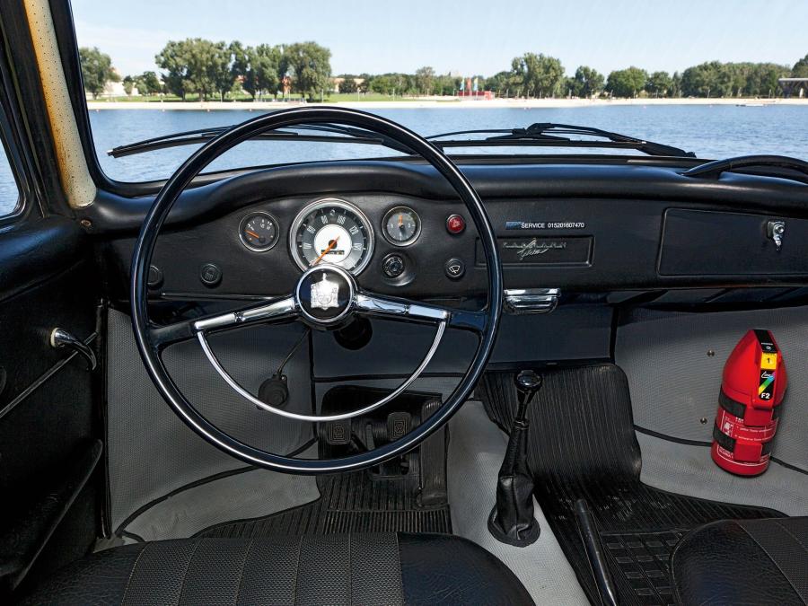  Volkswagen Karmann-Ghia TC 145 1970 года  (фото 2 из 4)